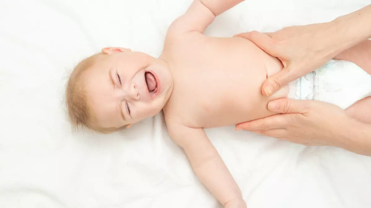 Prevenzione delle coliche: come fare il baby-massaggio 